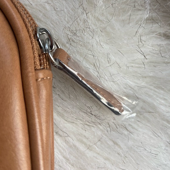 NWOT Tommy Hilfiger Makeup/Travel Bag - Picture 3 of 5